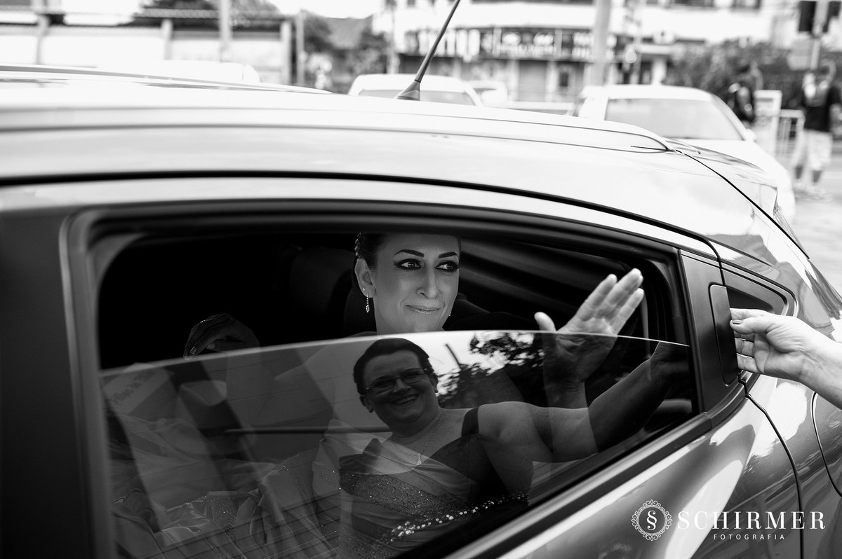 schirmer fotografia casamentos em porto alegre RS igreja paroquia são joão noiva no carro entrada com mãe