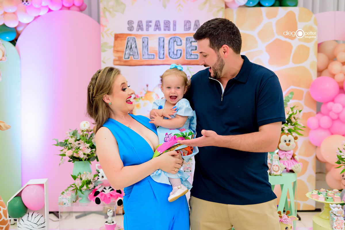 alice com os pais 1 ano soledade piscina clube