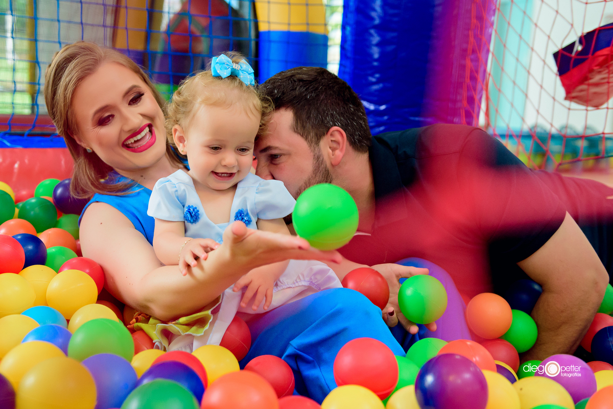 alice brincando com os pais 1 ano soledade piscina clube