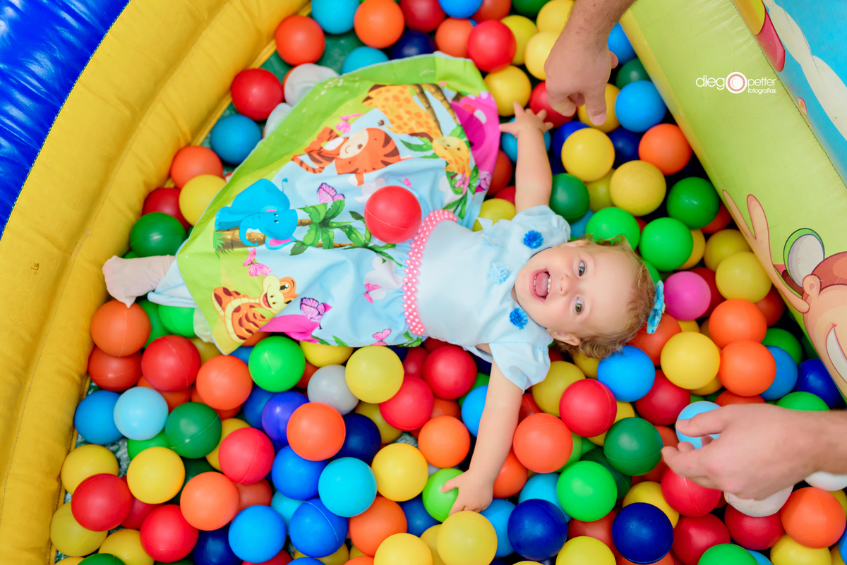alice na piscina de bolinhas 1 ano soledade piscina clube