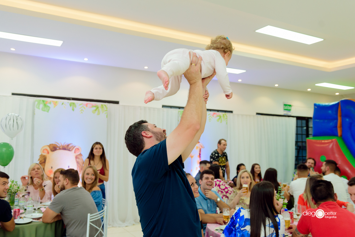 alice 1 ano com seu pai soledade piscina clube