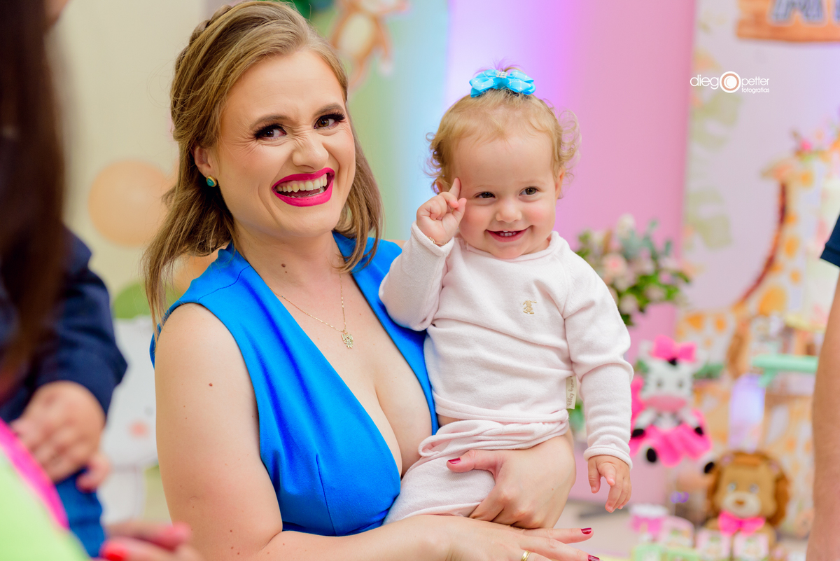 alice 1 ano com a mãe soledade piscina clube