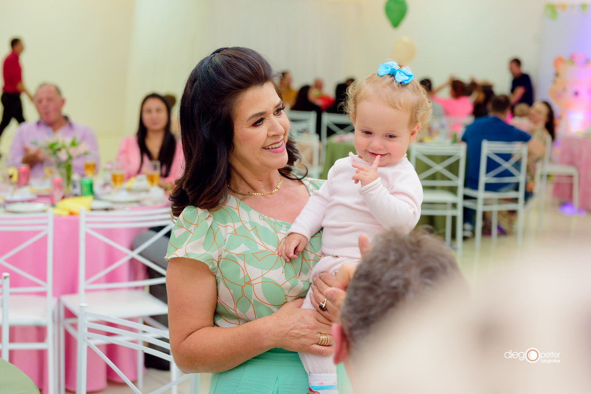 alice 1 ano com a vó soledade piscina clube