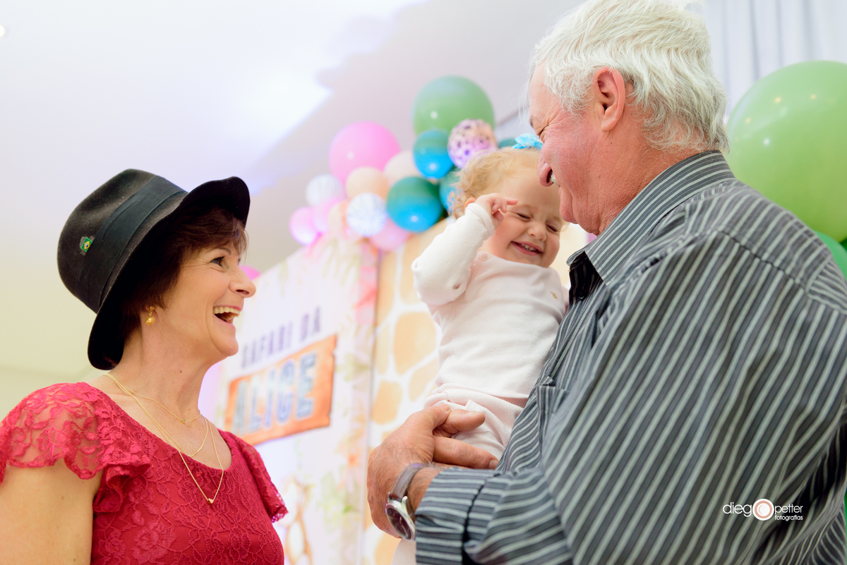 alice 1 ano com avós soledade piscina clube