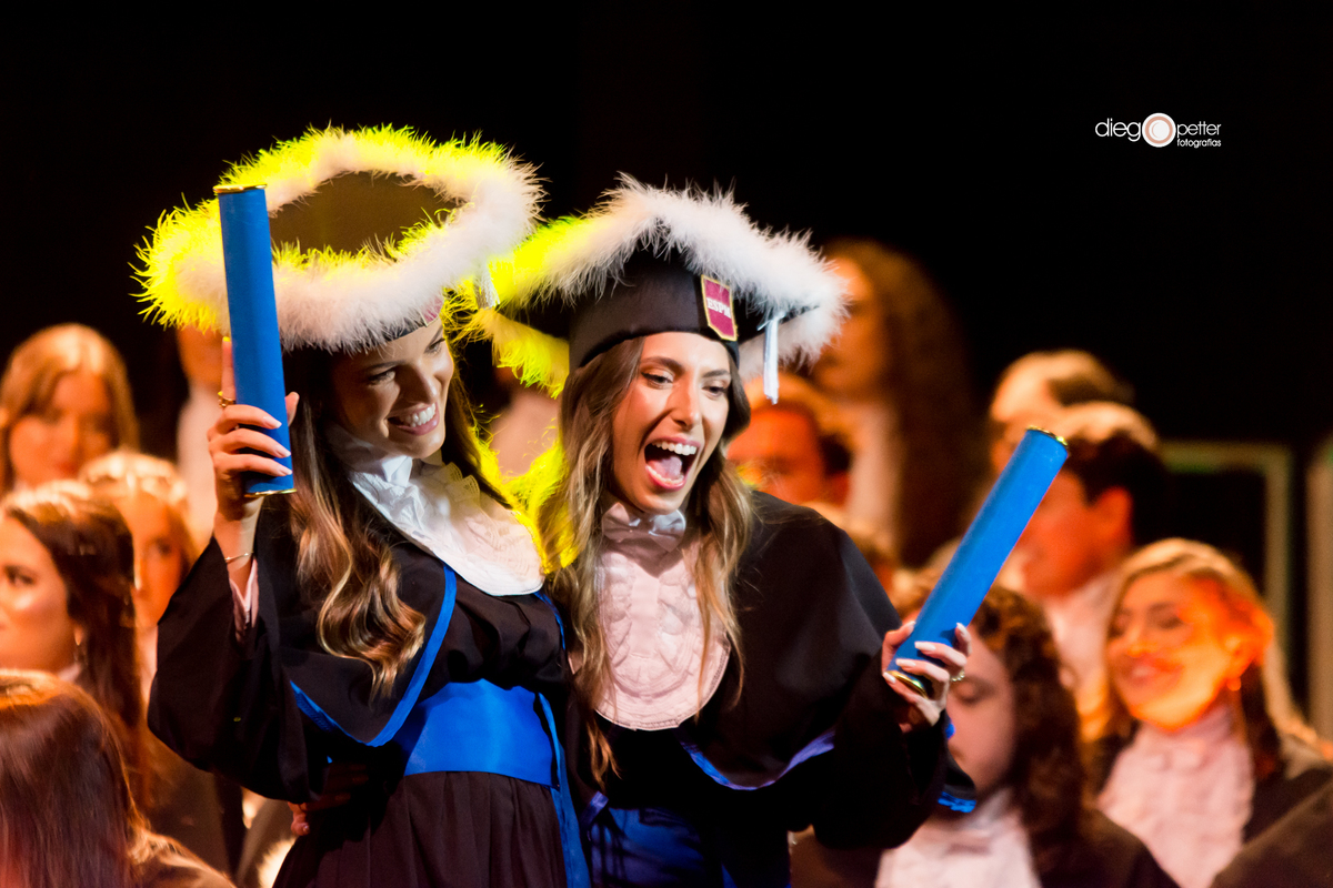 Colegas colando grau