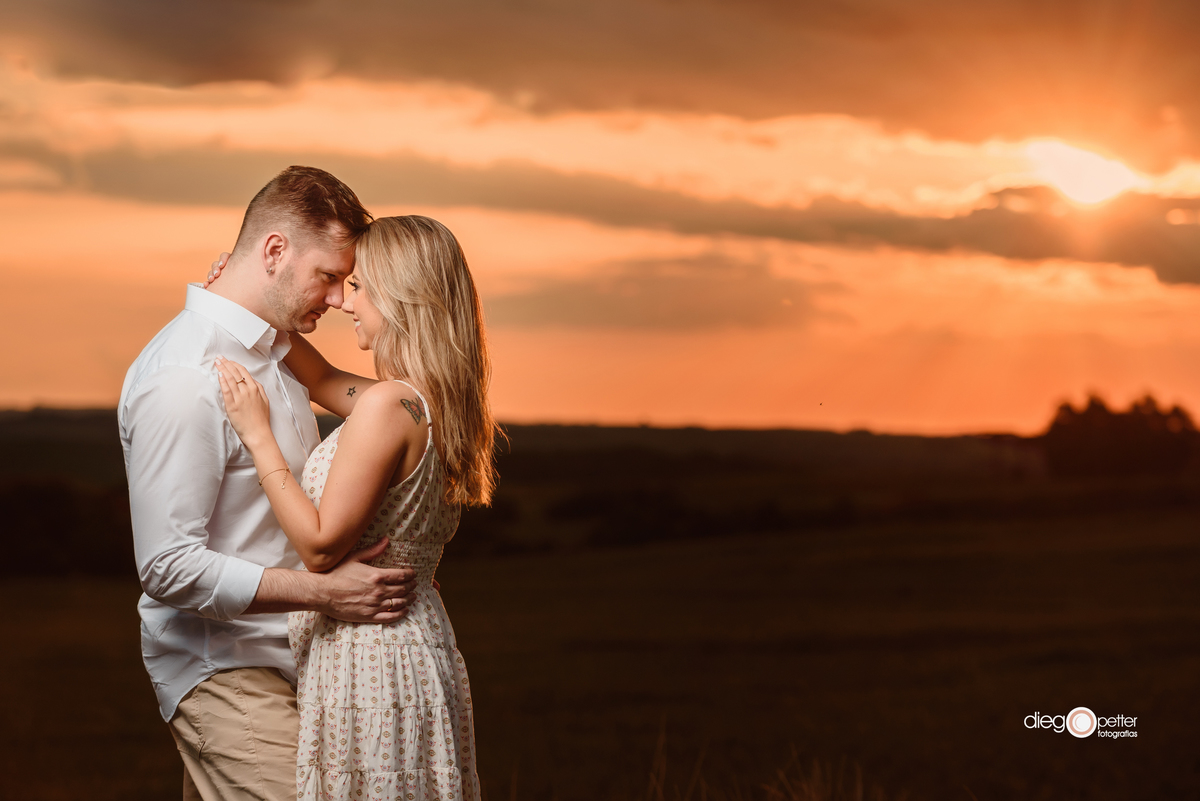 ensaio externo pôr-do-sol pré-casamento gabriela vidaletti e jonas fitz soledade