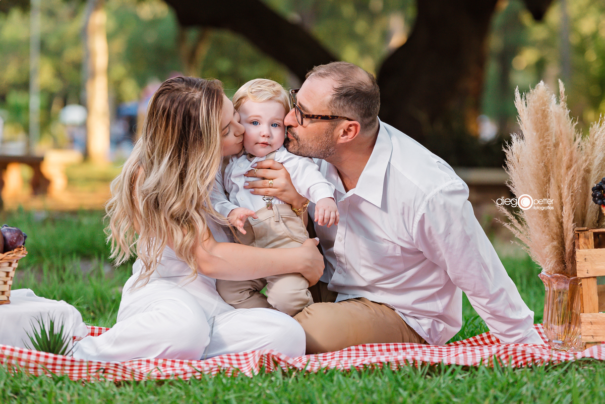 ensaio infantil bebê 1º aninho aniversário do dan com os pais em picnic na redenção em porto alegre