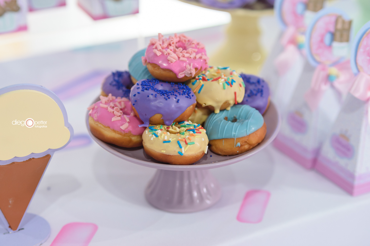 decoração aniversário analu viale eventos donuts colorido