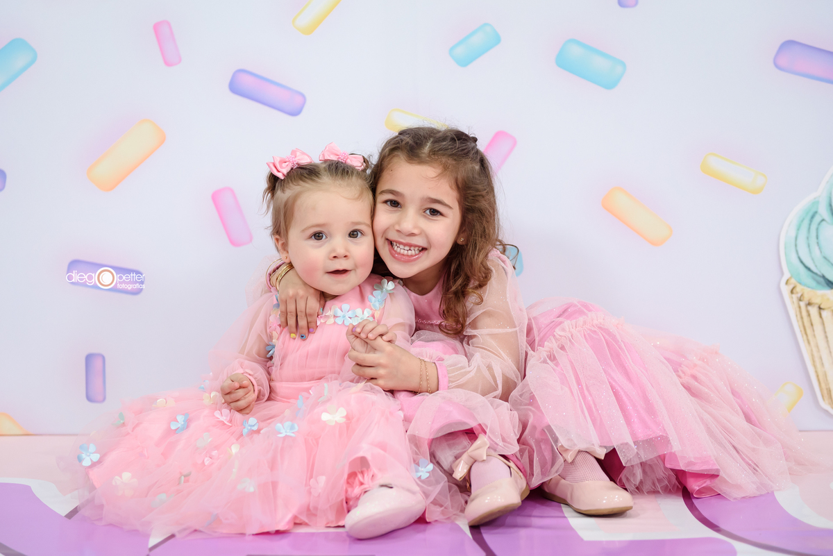 foto com irmãs no aniversário de 1º aninho