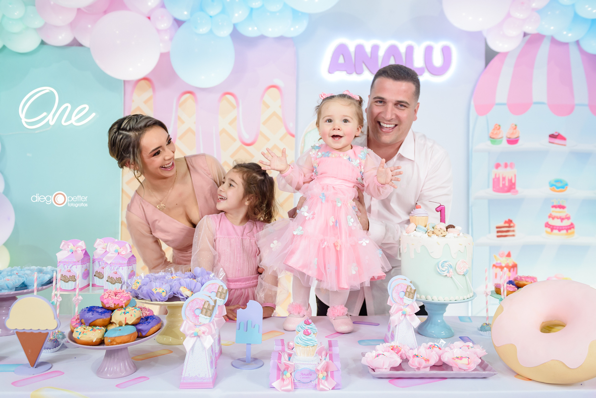analu com os pais no aniversário de primeiro aninho