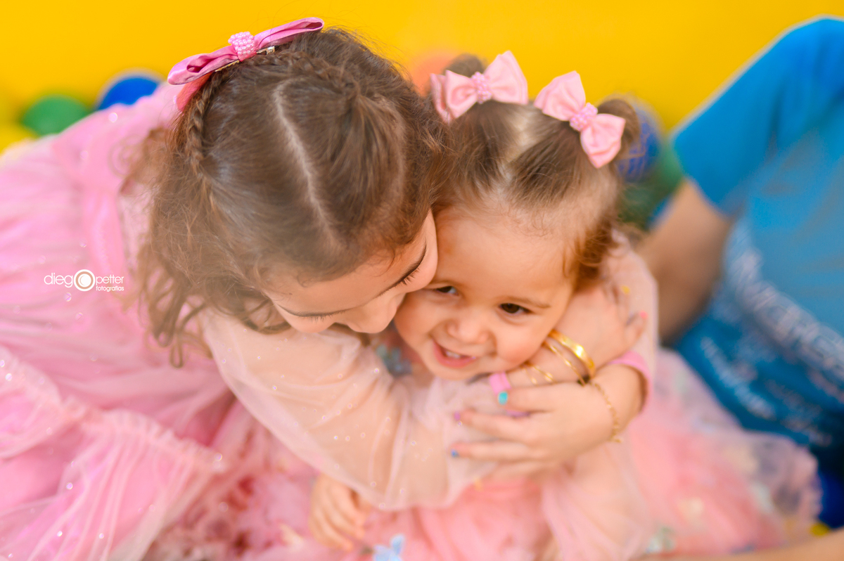 foto com irmãs no aniversário de 1º aninho