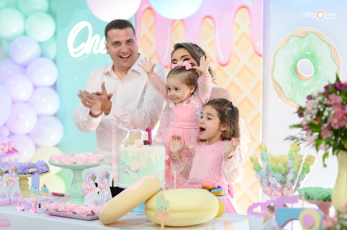 analu com os pais no aniversário de primeiro aninho foto de parabéns