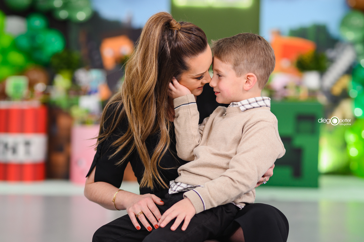 festa aniversário minicraft rafael com a mãe