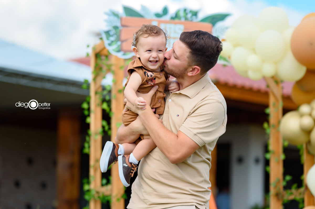 luis augusto 1º aninho aniversário infantil com o pai beijando