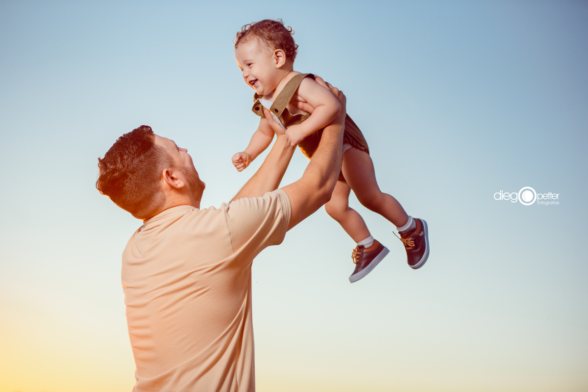 luis augusto 1º aninho aniversário infantil com o pai no por do sol