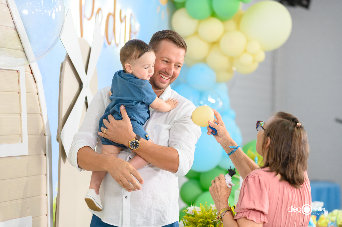 1º aninho do pedro com o pai e avó