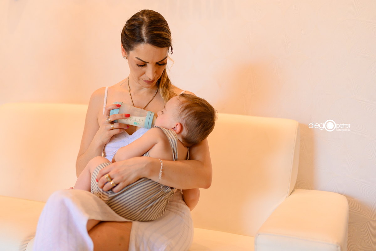amamentando bebê no aniversário