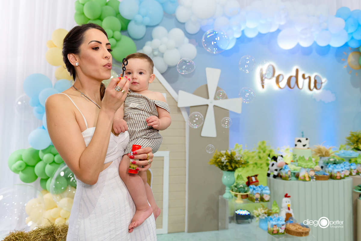 1º aninho do pedro com a mãe fazendo bolhas de sabão