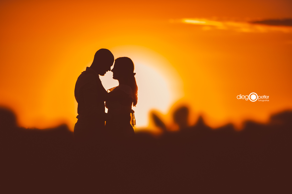 ensaio pré-casamento no por do sol silhueta