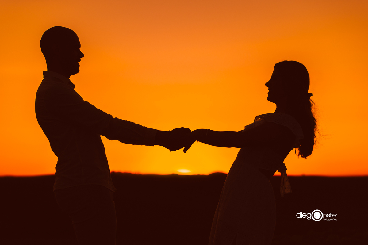 ensaio pré-casamento no por do sol silhueta