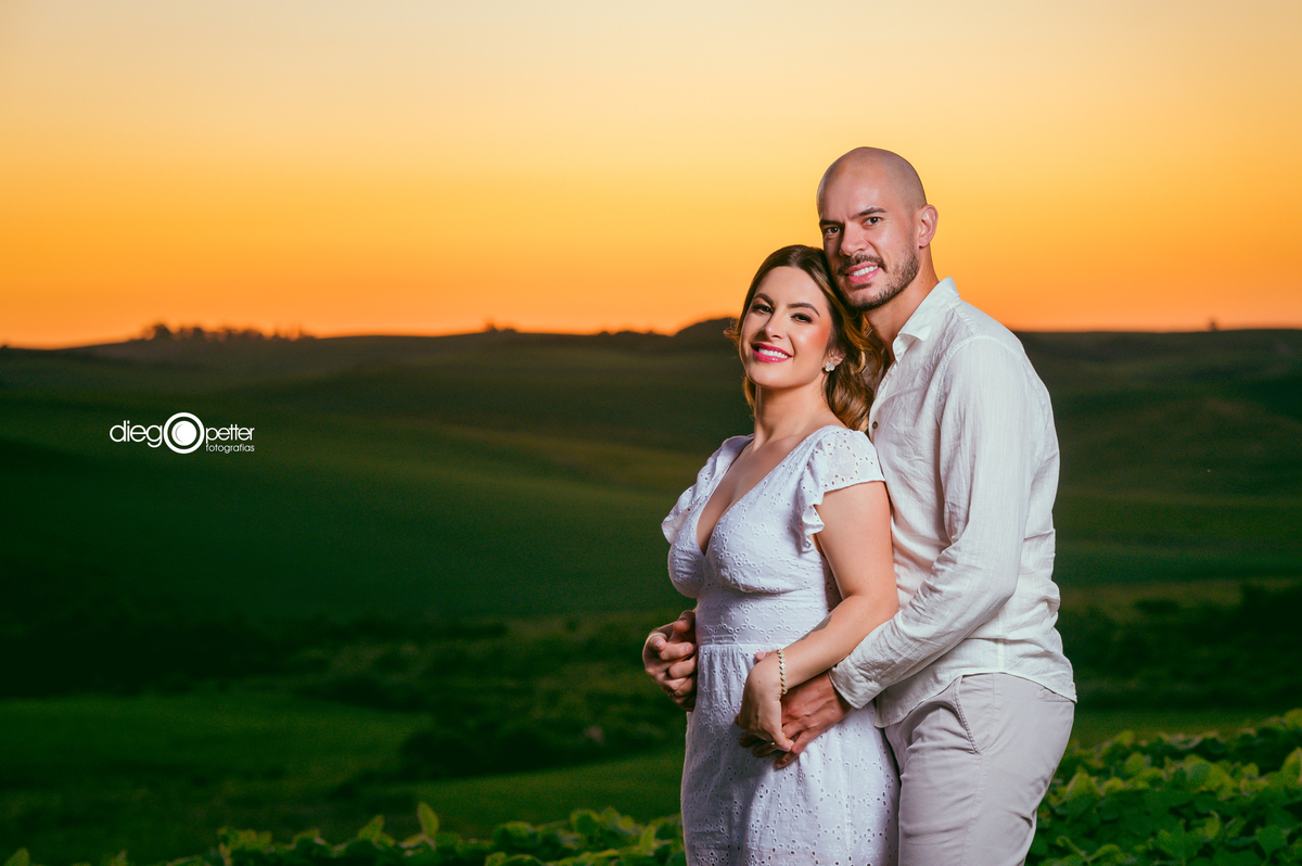 ensaio pré-casamento noivos no por do sol do soja
