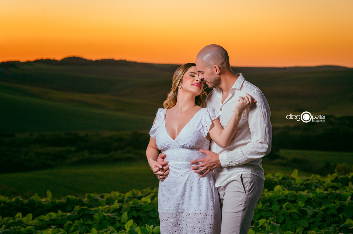 ensaio pré-casamento noivos no por do sol