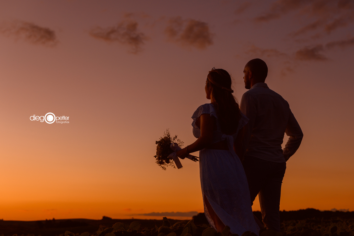 ensaio pré-casamento no por do sol silhueta