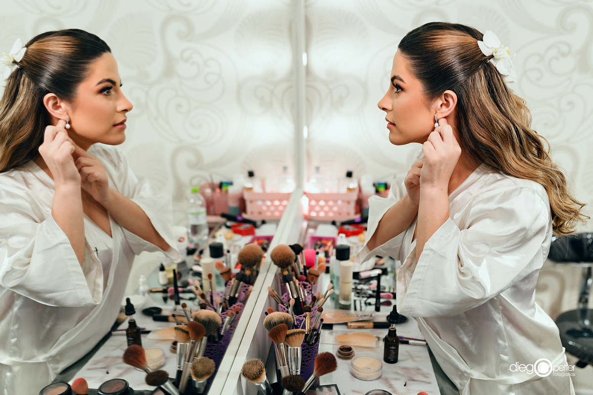 noiva colocando brincos