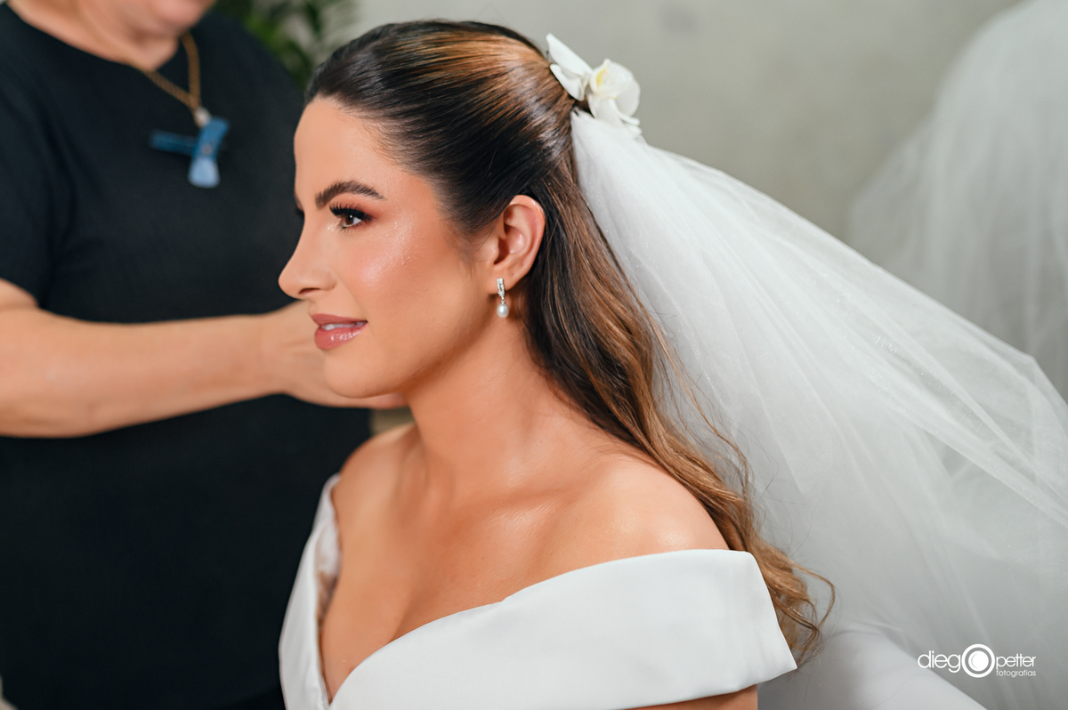 noica colocando véu