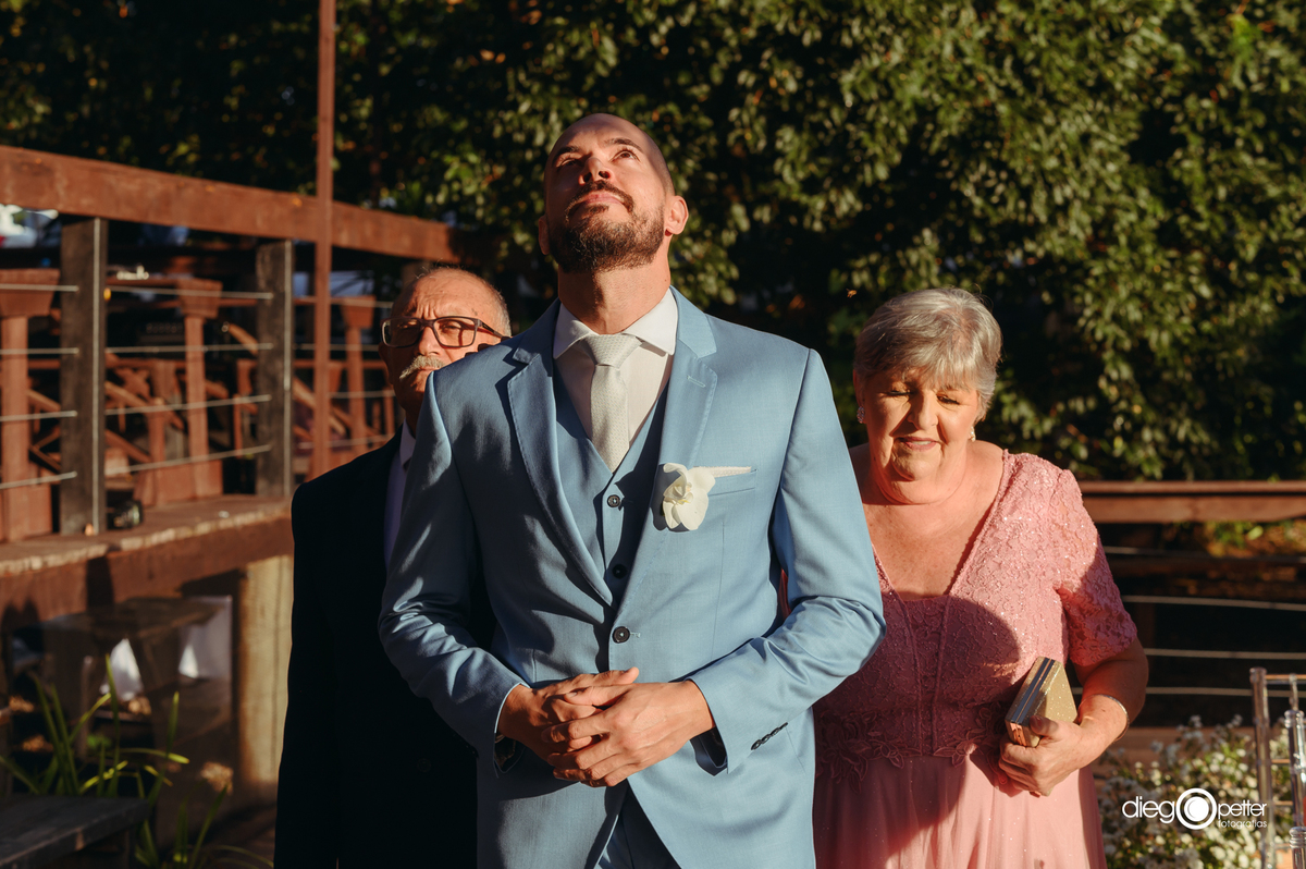 noivo entrando no dia do casamento ao ar livre