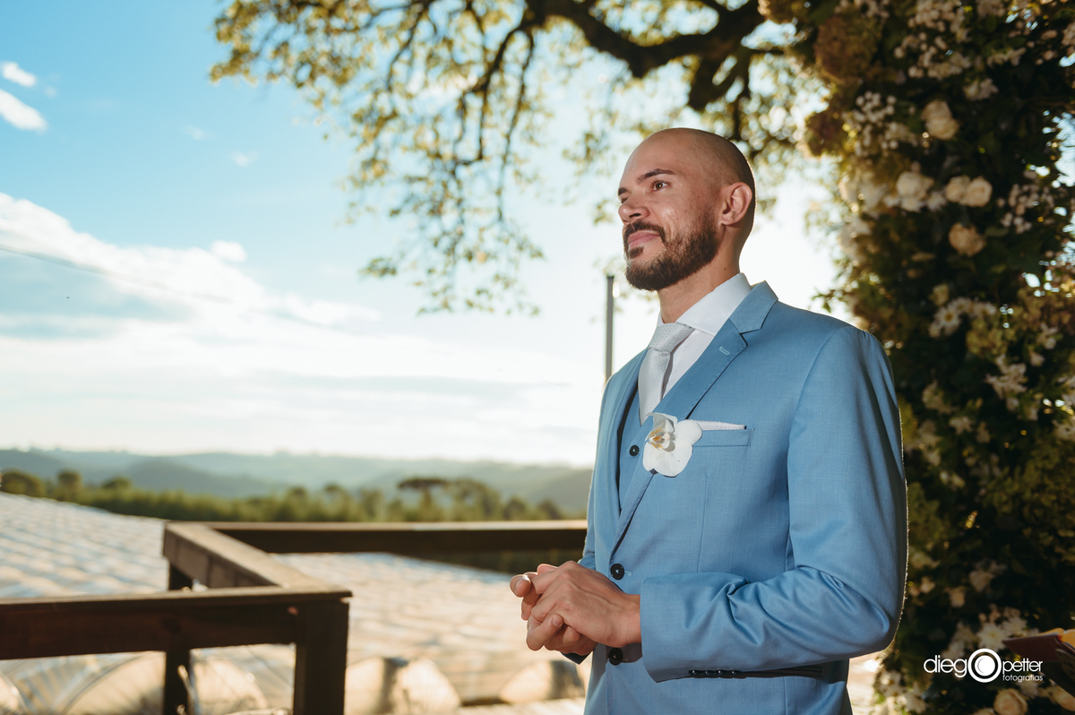 noivo esperando a noiva no altar