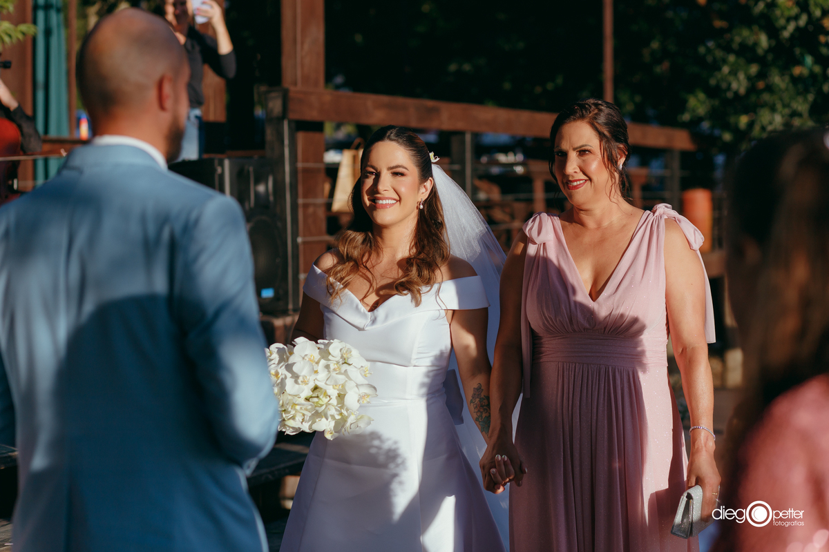 mãe da noiva entregando a filha ao noivo