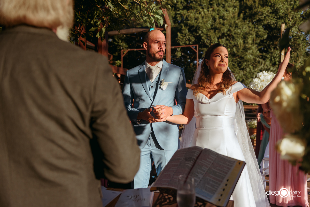 noiva emocionada com o casamento