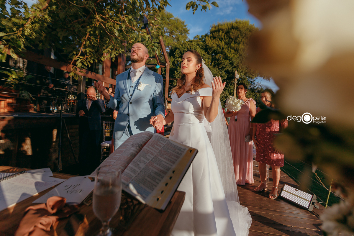 noiva emocionada com o casamento