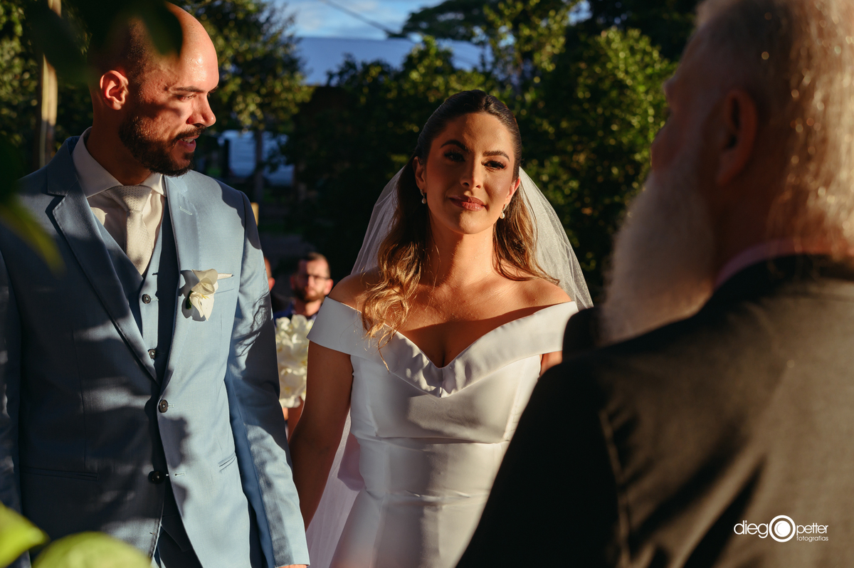 noivos casando no por do sol