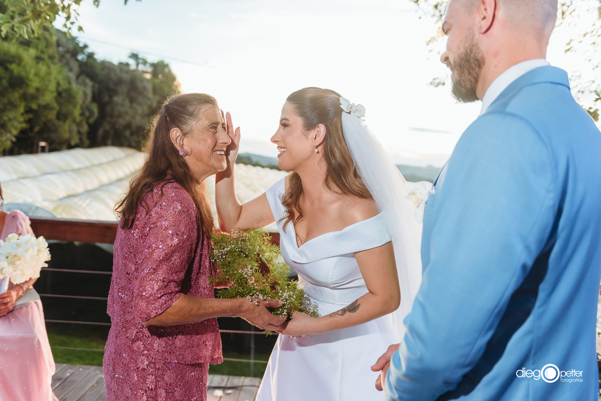 avó entregando as alianças