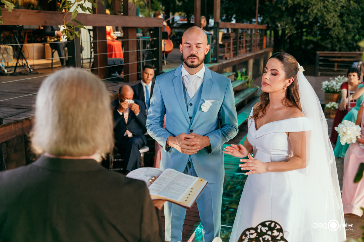 noivos recebendo a benção