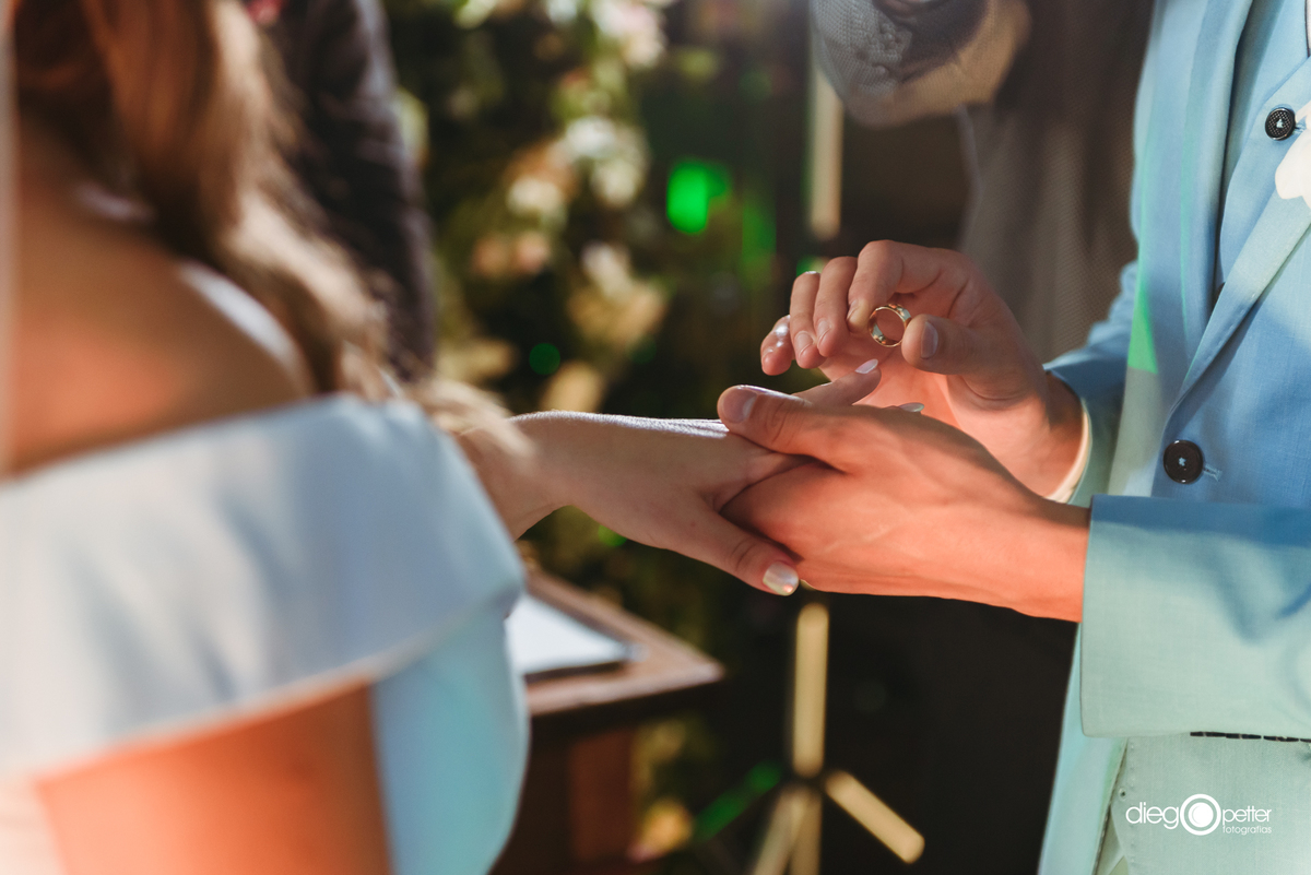noivo colocando aliança na noiva