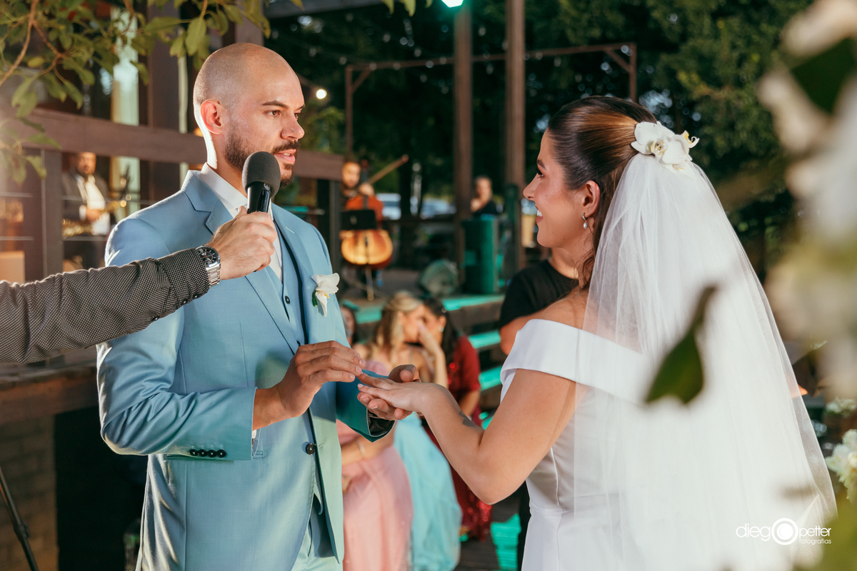 noivo colocando aliança na noiva