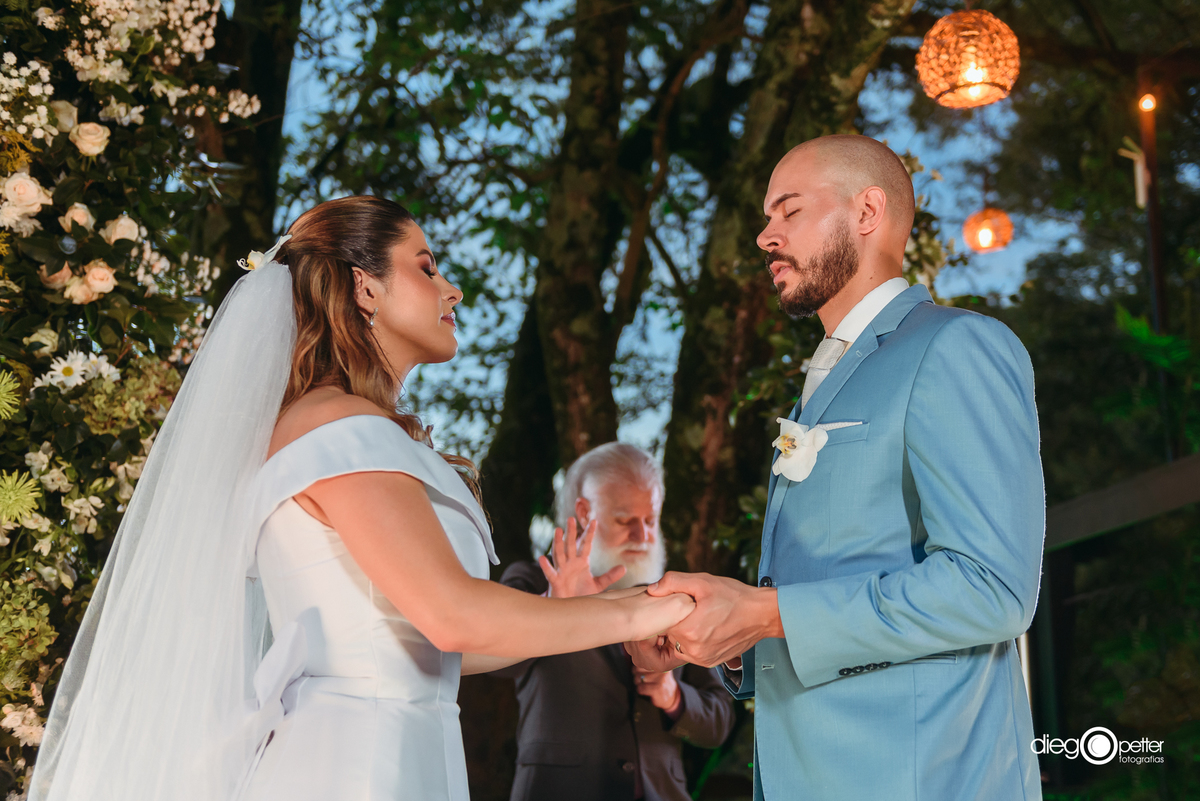 noivos recebendo a benção do reverendo