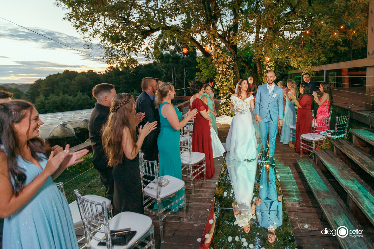 saída dos noivos no dia do casamento