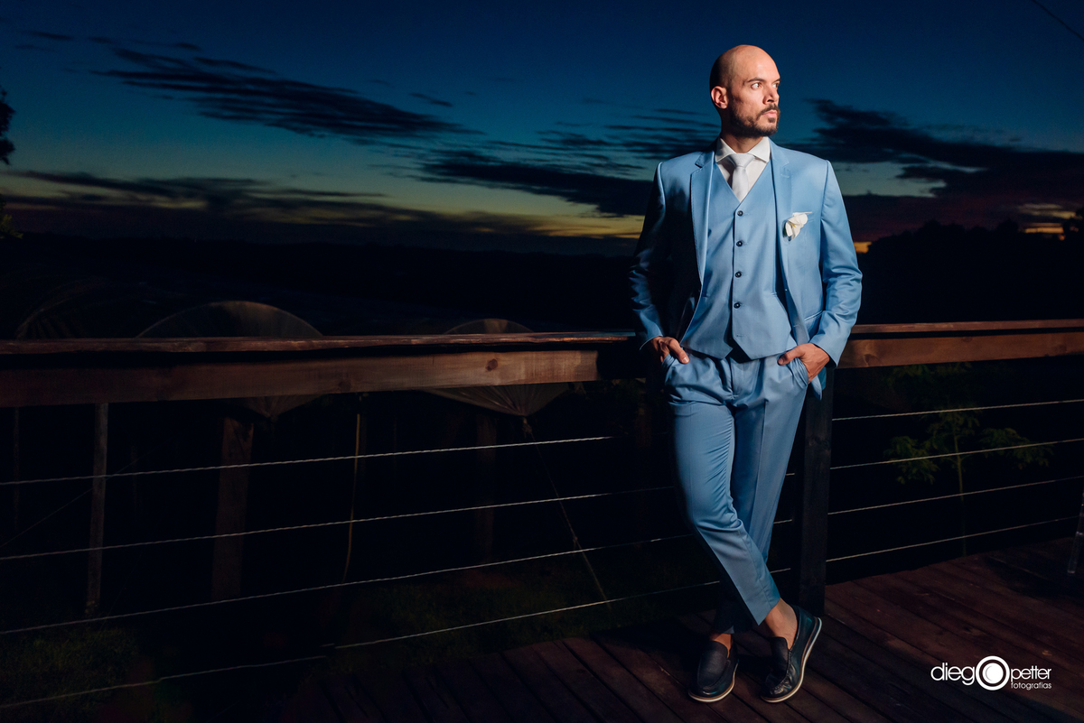 terno do noivo no por do sol