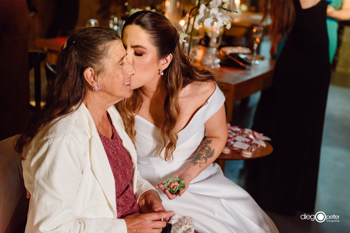 noiva com avó no dia do casamento