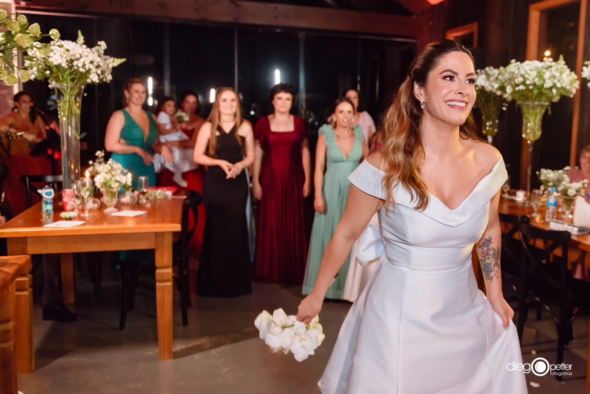 noiva jogando o buquê