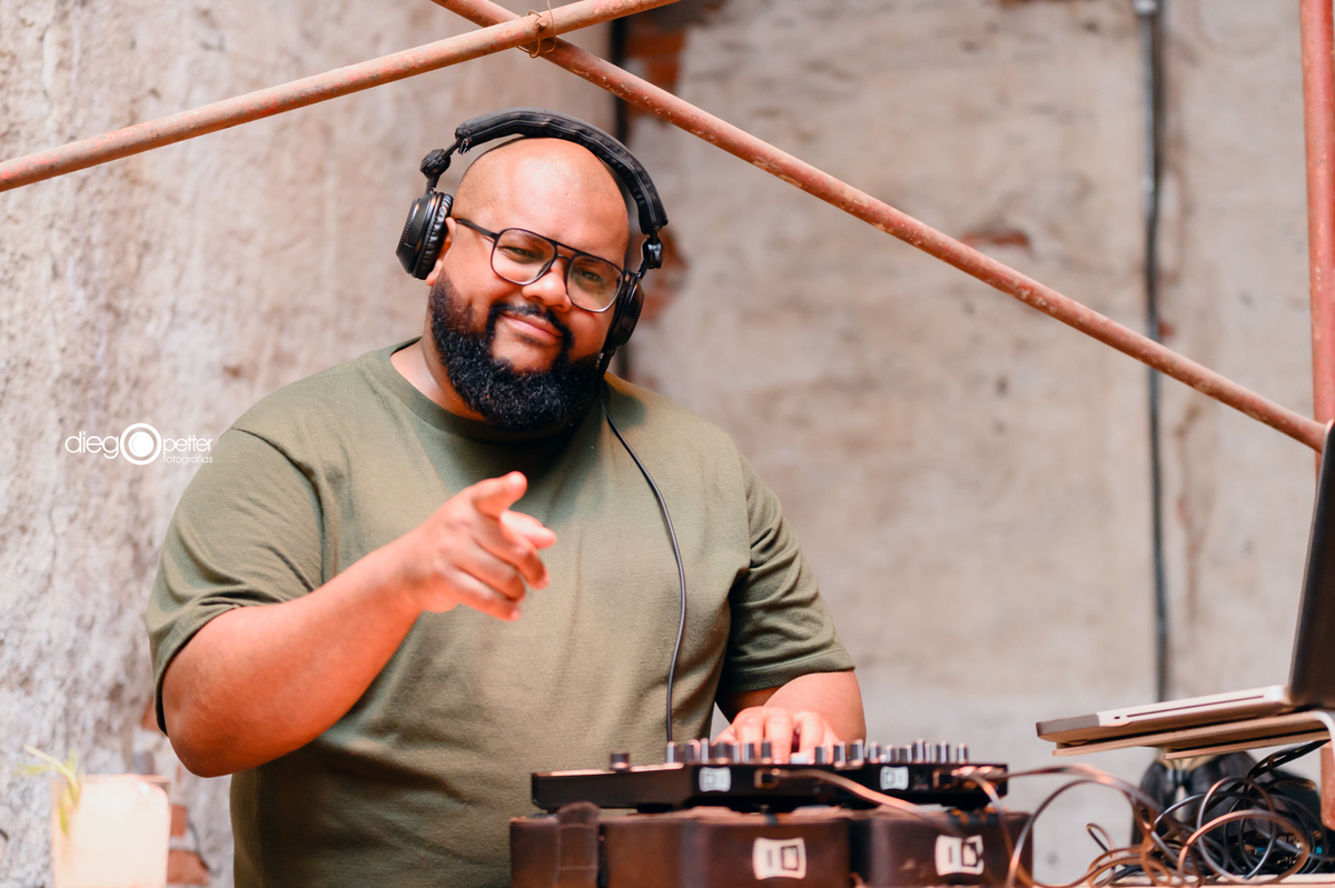 dj festa de final de ano poatek fuga bar 4º distrito