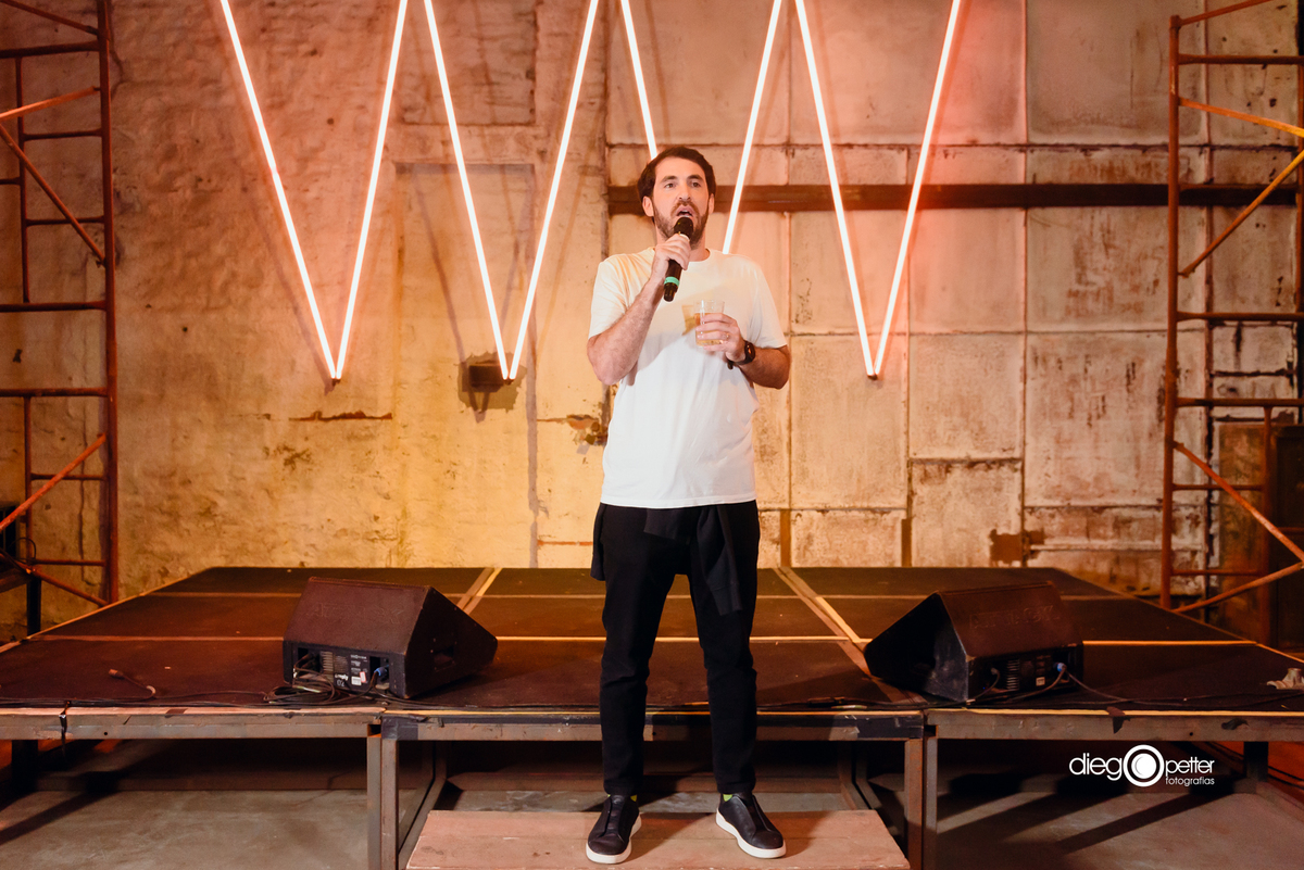 dono da empresa poatek discurssando