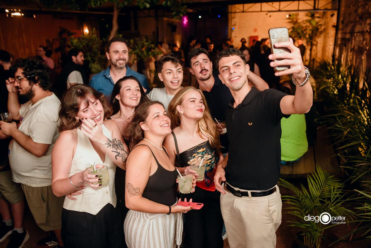 confraternização de final de ano poatek fuga bar 4º distrito