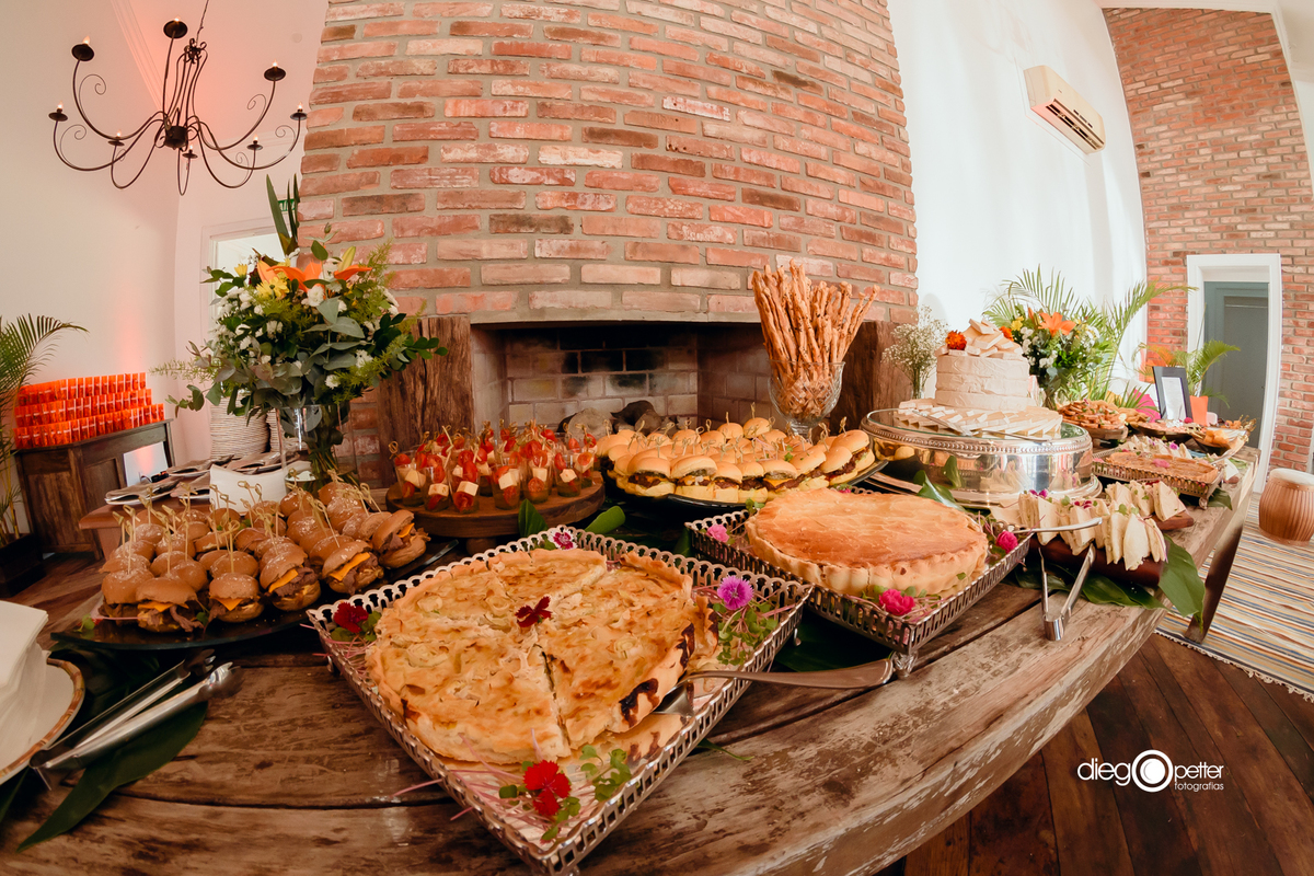 mesa de petiscos para festa de confraternização