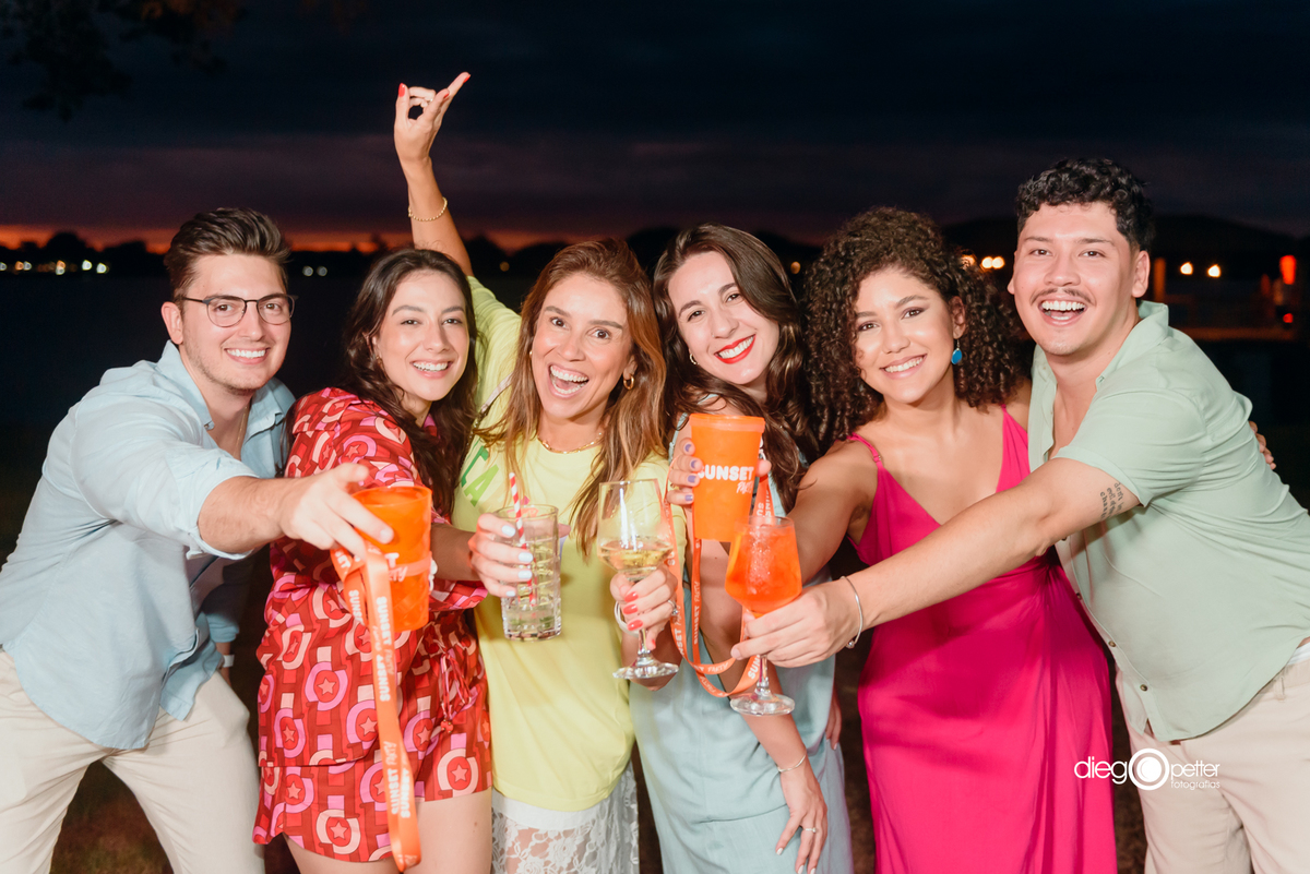 equipe se divertindo na festa de final de ano no por do sol na ilha das flores