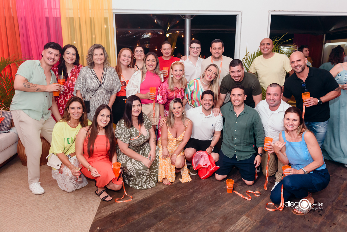 colaboradores reunidos na confraternização